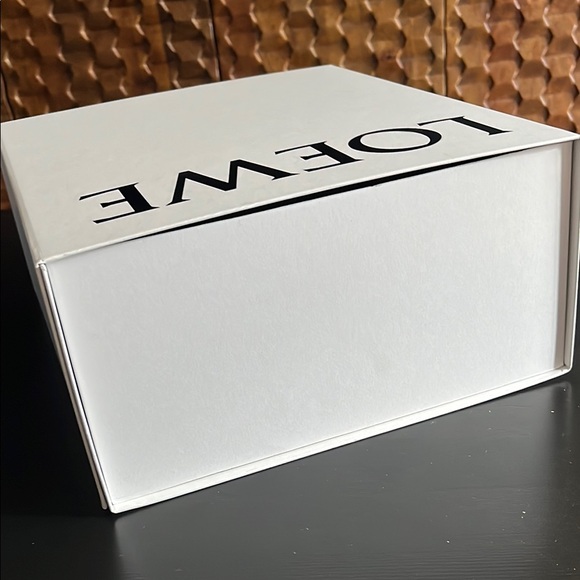 Loewe White Storage Box Authentic magnetic closure - Picture 9 of 9